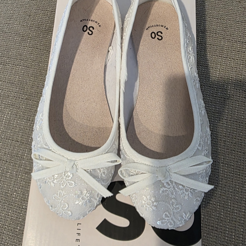 Elegant White Embroidered Flats with Bow